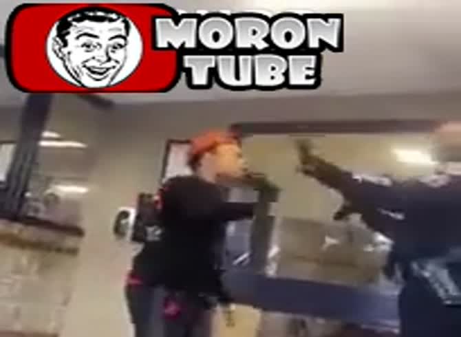 Video :After failing to assist the man, a police officer was attacked